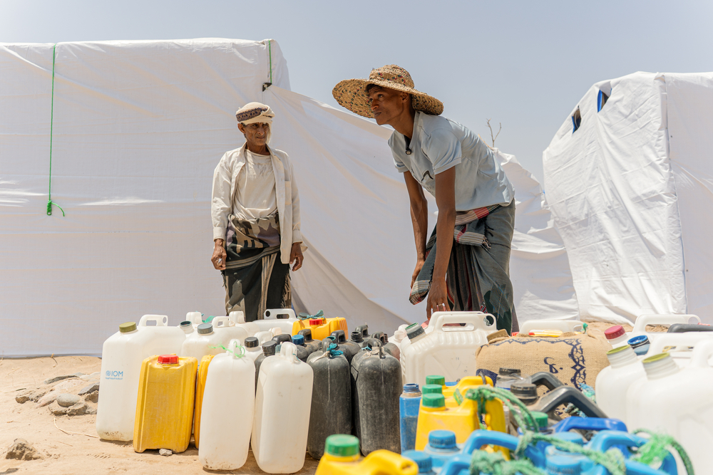 Certaines personnes dans le camp ont reçu des jerricans et des récipients pour l’eau, tandis que d’autres attendent encore d’en obtenir. L’eau distribuée dans le camp est salée ; les habitants dépendent donc des distributions d’eau potable ou sont contraints d’acheter des bouteilles d’eau. Yemen, Aden, octobre 2026©Alexandre Marcou/MSF