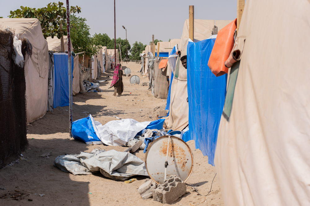Le camp d’Atira sert de refuge à de nombreuses familles depuis le début de la guerre en 2015. Le camp, qui abrite actuellement 310 familles, est complet ; certaines tentes y sont mieux équipées que d’autres. Il est situé dans une zone désertique, la ville la plus proche se trouvant à six kilomètres de là. Yemen, Aden, octobre 2026©Alexandre Marcou/MSF