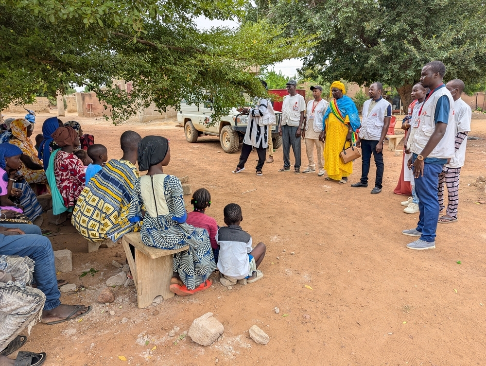 Les membres des équipes MSF présentent leurs actions aux personnes déplacées dans la ville de Macina. Mali, octobre 2026 ©Lamine Keita/MSF