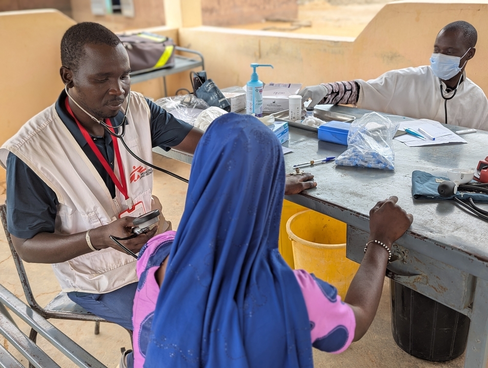 Les équipes MSF en consultation avec des personnes déplacées. Mali, octobre 2026 ©Lamine Keita/MSF