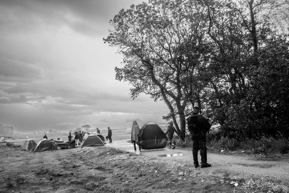 Mai 2022. Les forces de l’ordre françaises démantèlent un campement de fortune à Calais. Mai 2022, calais, France ©Michael Bunel