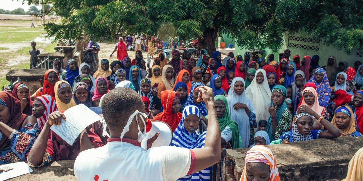 MSF project assistant Rayyah addresses new patients arriving at MSF’s ambulatory therapeutic feeding center (ATFC), Kende Primary Health Center, Bagudo, Kebbi, Nigeria, 20 July 2022.